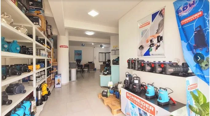 Showroom da ADW Bombas com bombas hidráulicas expostas